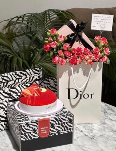 نظارة ديور رجاليه مع ورد وكيكة