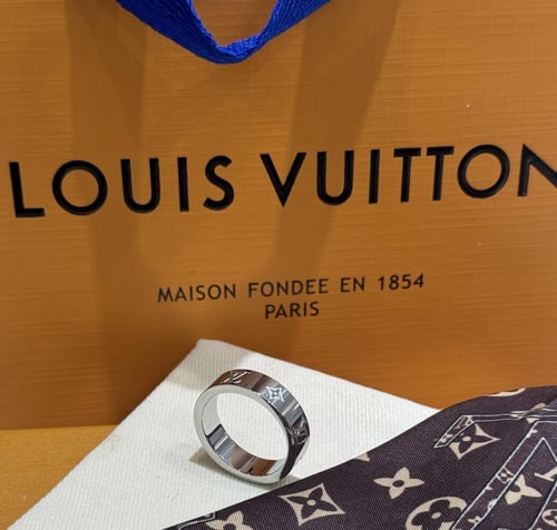 خاتم لويس فيتون فضي مع الملحقات