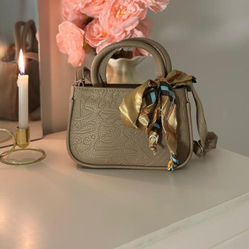 The authenticity bag beige