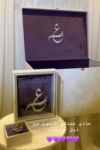 The package box of the necklace with the box of the dress