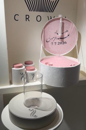 بوكس عقد + استاند المسكه + ثلاثه استاندات عطر بالوان مختلفه بكتابه كرستال