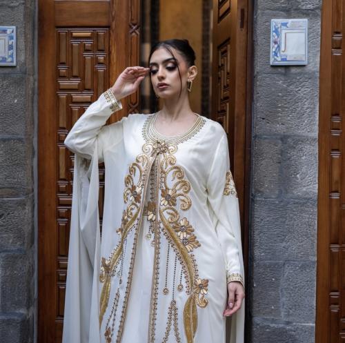 قفطان فاخر ثلاث قطع باللون السكري الكريمي مع شك يد...