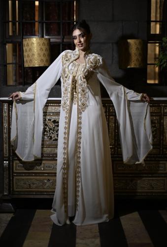 قفطان فاخر باللون أوف وايت مع تطريز ذهبي راقٍ. LC-...