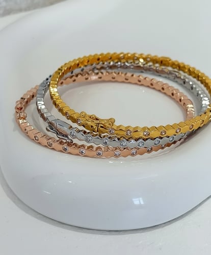 مجموعة من ثلاث اساور رفيعة بتصميم مستوحى من شوميه...