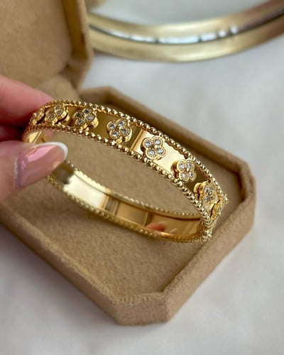 سوار مستوحى من فان كليف مع خاتم مطلي ذهب عيار 18 ....