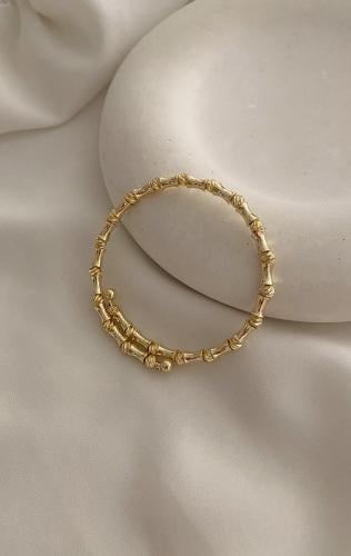 سوار مرن مؤلف من كرات ذهبية بينها فواصل مطلي ذهب ع...