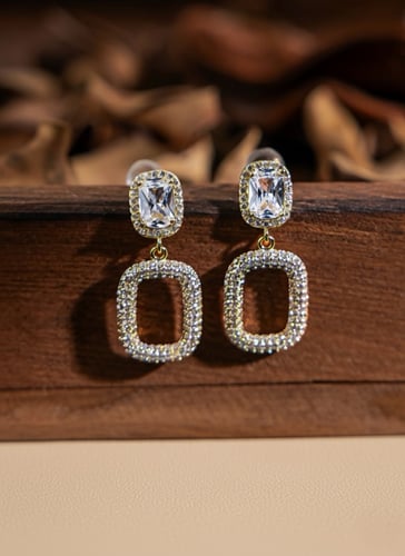 حلق زركون ناعم فخم بتصميم متدلي مطلي ذهب. ME-092