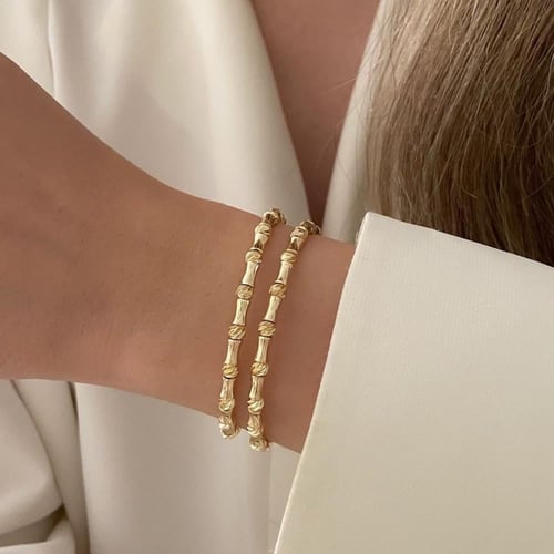 سوار مرن مؤلف من كرات ذهبية بينها فواصل مطلي ذهب ع...