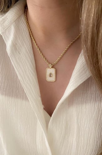 سلسال انيق مع تعليقة بشكل مستطيل فاخر مطلية ذهب عي...