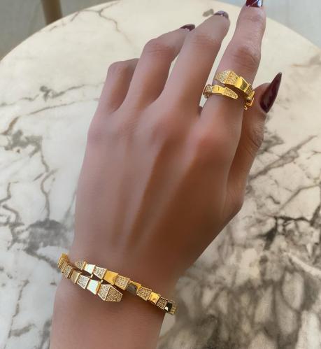 طقم سوار مع خاتم بتصميم مستوحى من بولغاري مطلي ذهب...