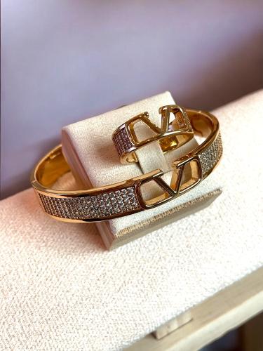 سوار بتصميم مستوحى من فالنتينو مع خاتم مطلي ذهب عي...