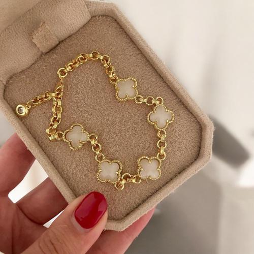 جنزير مطلي ذهب عيار ١٤ مع وردات بألوان مختلفة . MB...