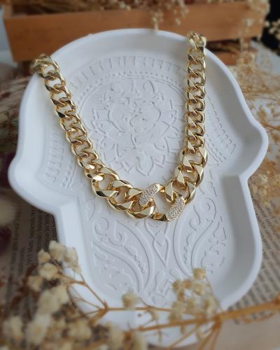 سلسال جنزير بحلقات متداخلة مع حلفة كبيرة بالوسط مر...