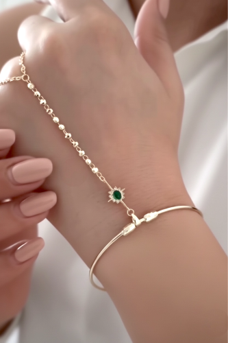 كف يد بتصميم مميز مزين بحجر أخضر أنيق مطلي ذهب عيا...