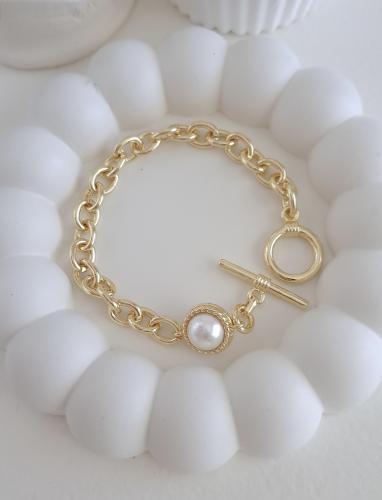 سوار جنزير مع مزين بحبة لولو عند القفل مطلي ذهب. M...