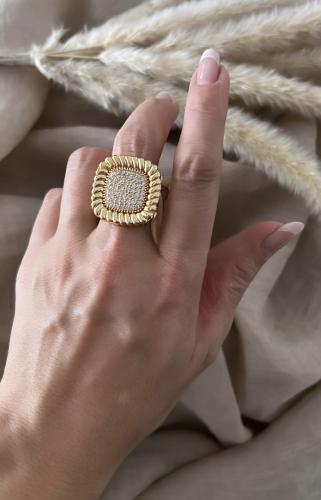 خاتم مطلي ذهب عيار ١٤ بتصميم مربع مرصع بالزركون. M...