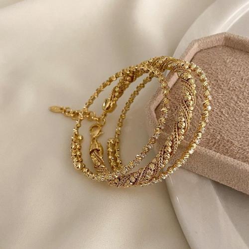 مجموعة من ثلاث أساور مرنة مطلية ذهب . MB-213