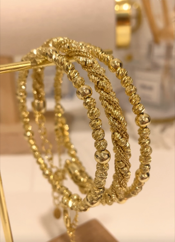 مجموعة مؤلفة من ثلاث أساور مرنة مطلية ذهب عيار ١٤...