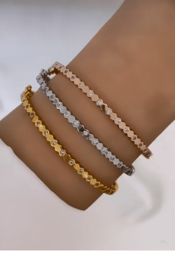 مجموعة من ثلاث اساور رفيعة بتصميم مستوحى من شوميه...