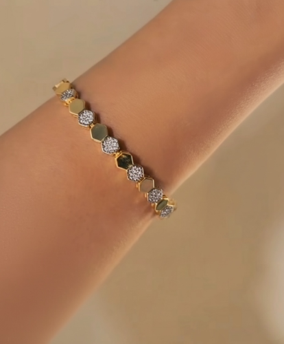 سوار مستوحى من شوميه مطلي ذهب . MB-364