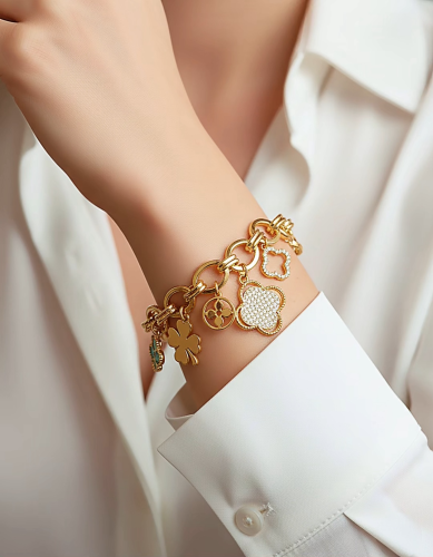 سوار جنزير مع حلي معلّقة مطلي ذهب . MB-131