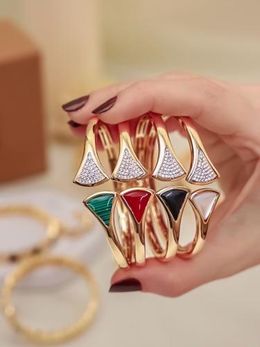 طقم أسوارة مع خاتم بتصميم مستوحى من بولغاري الملكي...