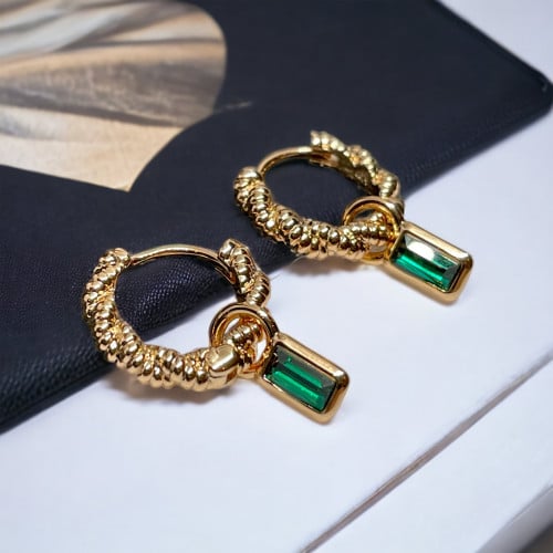 أقراط أذن ناعمة لون ذهبي مع حجر أخضر. ME-011