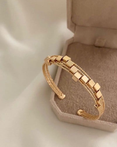 سوار مفتوح مع مكعبات لون برونز. MB-053