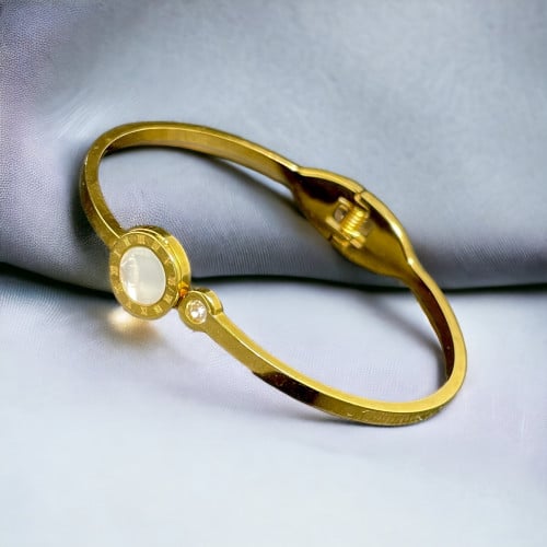 سوار تيتانيوم صلب لون ذهبي مع حجر أبيض وأرقام يونا...