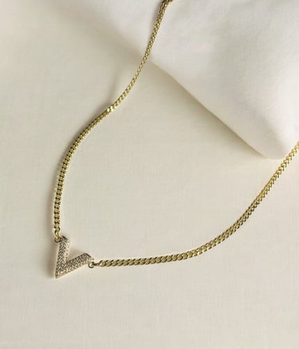 سلسال مع تعليقة بشكل حرف v مطلي ذهب. MN-072