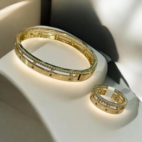 طقم أنيق من السوار والخاتم – تصميم فاخر مطعّم بفصو...