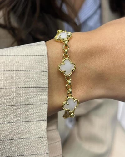 جنزير مطلي ذهب عيار ١٤ مع وردات بألوان مختلفة . MB...