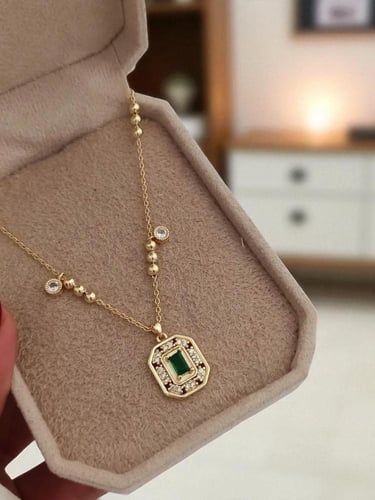 سلسال ناعم مطلي ذهب عيار ١٤ مزين بتعليقة بداخلها ح...