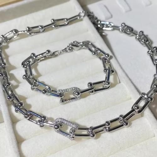 طقم قطعتين ( سلسال و أسوارة )بتصميم مستوحى من تيفا...