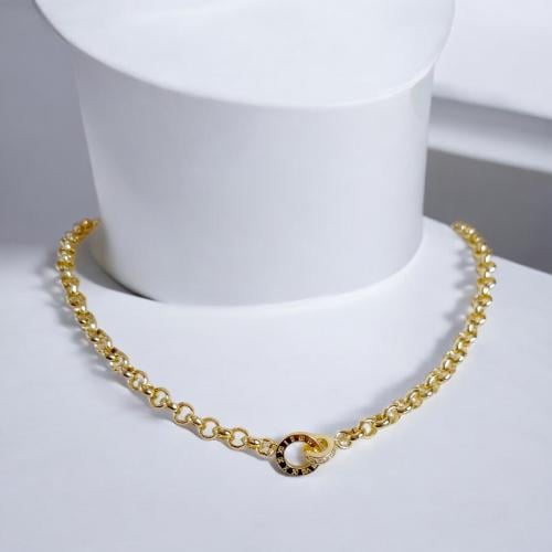 سلسال قصير مع تعليقة في الوسط بشكل حلقتين متداخلتي...