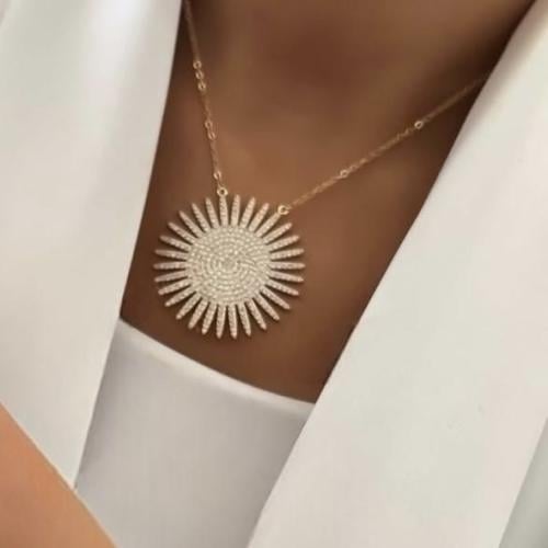 سلسال مع تعليقة بشكل شمس مرصعة بالزركون مطلي ذهب....