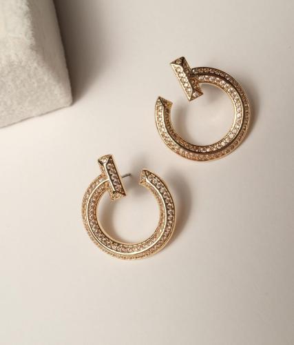 أقراط أذن بتصميم مستوحى من تيفاني مرصع بالألماس مط...