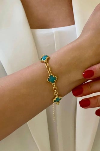 جنزير مطلي ذهب عيار ١٤ مع وردات بألوان مختلفة . MB...