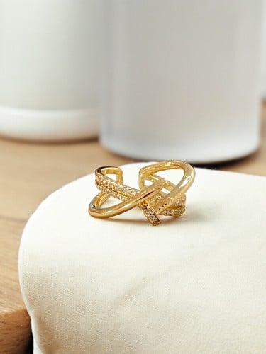 خاتم بتصميم مسمار مفتوح مرصع بالألماس مطلي ذهب. MR...