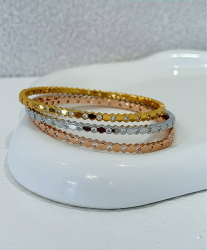 مجموعة من ثلاث اساور رفيعة بتصميم مستوحى من شوميه...