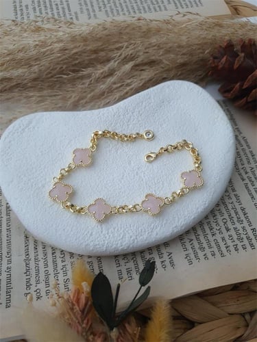 جنزير مطلي ذهب عيار ١٤ مع وردات بألوان مختلفة . MB...