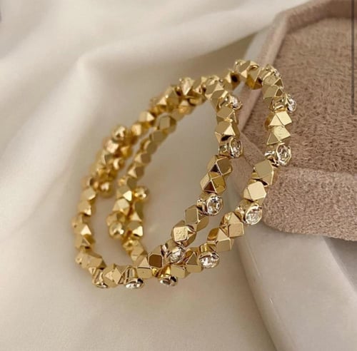 طقم اساور مرنة مفتوحة مطلية ذهب عيار ١٤ مؤلفة من أ...