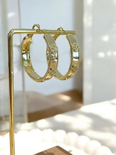 اقراط أذن بتصميم مستوحى من فان كليف مطلي ذهب عيار...