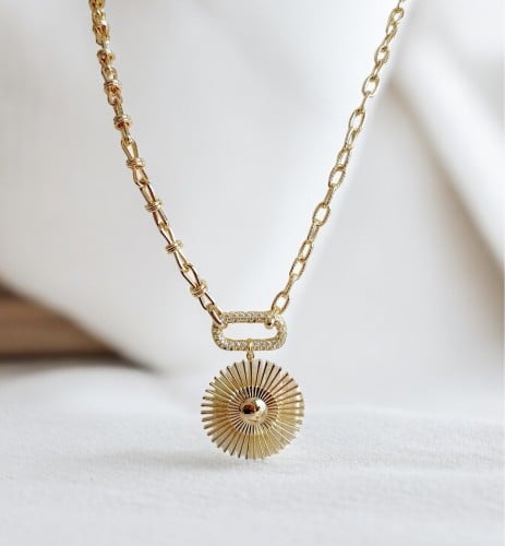 سلسال طويل مع حلقة مرصعة بالزركون وتعليقة بشكل شمس...