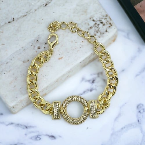 جنزير مع قلادة بشكل دائرة مرصعة بالألماس لون ذهبي....