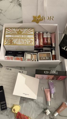 Box Dior العملاق