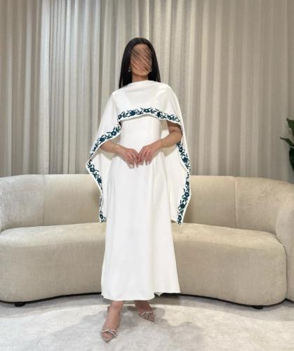 فستان ابيض وتطريز ازرق