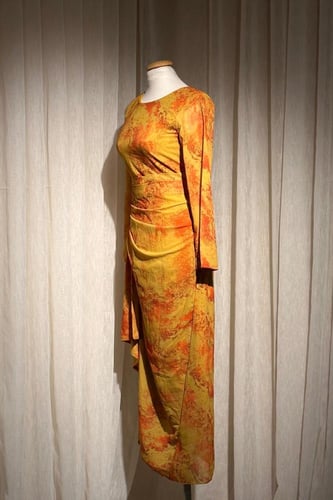 فستان طويل بقماش مشجر وقصة مميزة