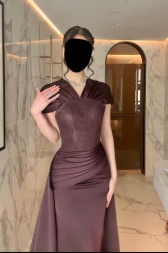 فستان ناعم مزين بالدانتيل والكسرات