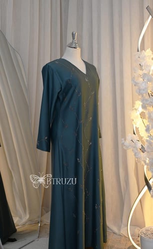 جلابية طويلة بتصميم كسرات مزين بالمعان وبياقة على...